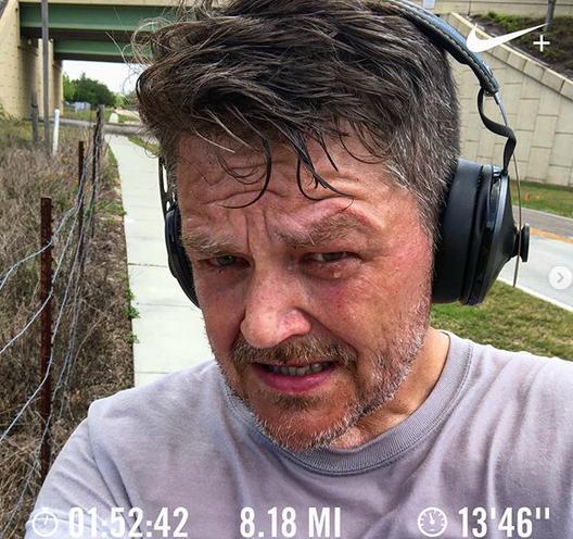 290斤胖大叔每天跑步5公里,坚持1年看效果,朋