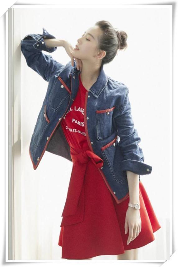 刘诗诗终于出山 牛仔服配小红裙,女人味满满,吴