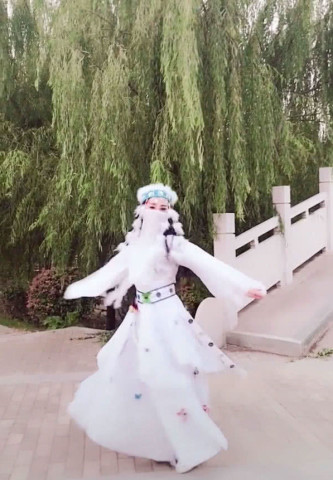 香妃重生现抖音,服务器瘫痪了,网友:希望这瞬