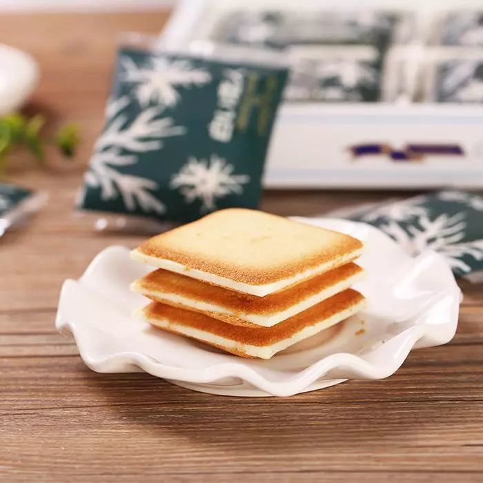 两片酥脆的薄饼干与香浓的巧克力相遇相夹 外酥内甜,如同恋人般炙热的