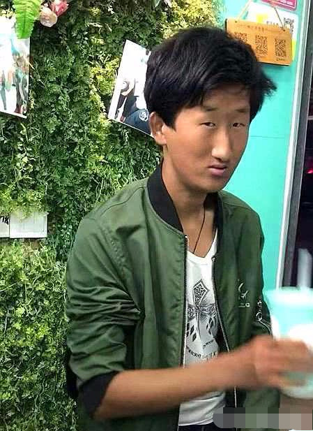 又一网红男神走红手上的纹身实力抢镜网友心不会痛吗
