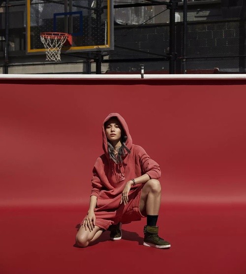 钟楚曦成亚洲首位aj代言人女生穿aj也是很帅的男生沸腾了