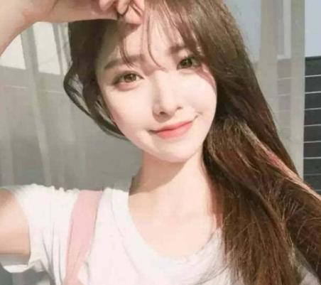 走红网络的"芭比巨兔",素颜照曝光,很普通放在人堆里都不显眼