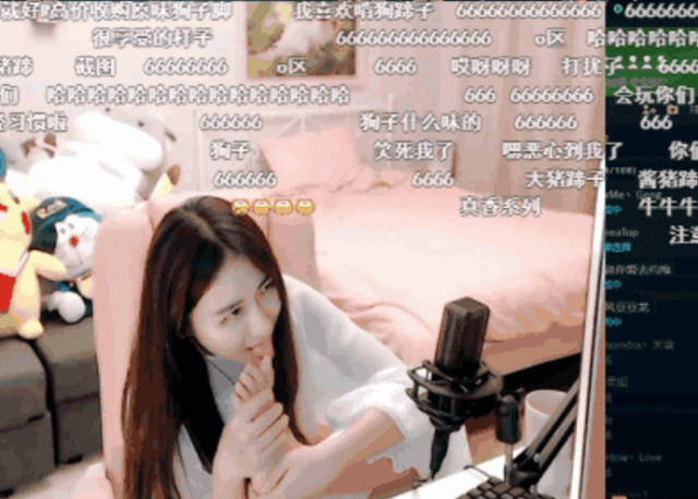 南波儿跟一群"人妻"玩游戏,输一局集体舔脚,网友:截图留念!