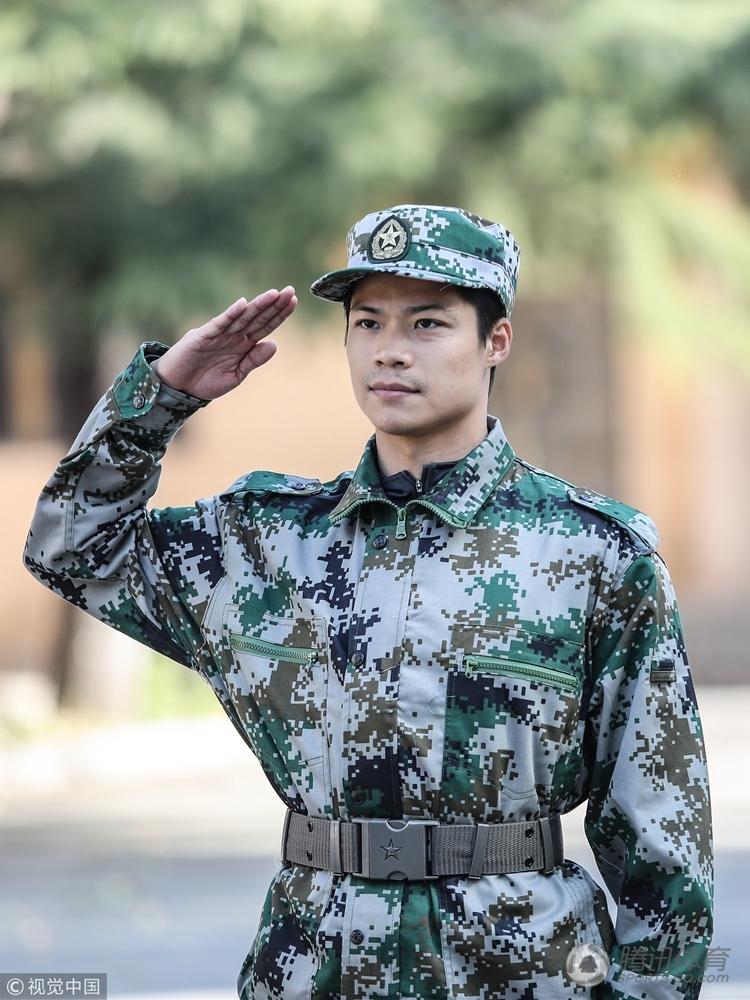 中国田径队军训戎装亮相苏炳添军礼一脸认真