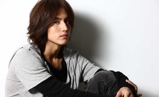 当言承旭撩起刘海换上大背头,这简直就是"换了个头"的节奏啊!