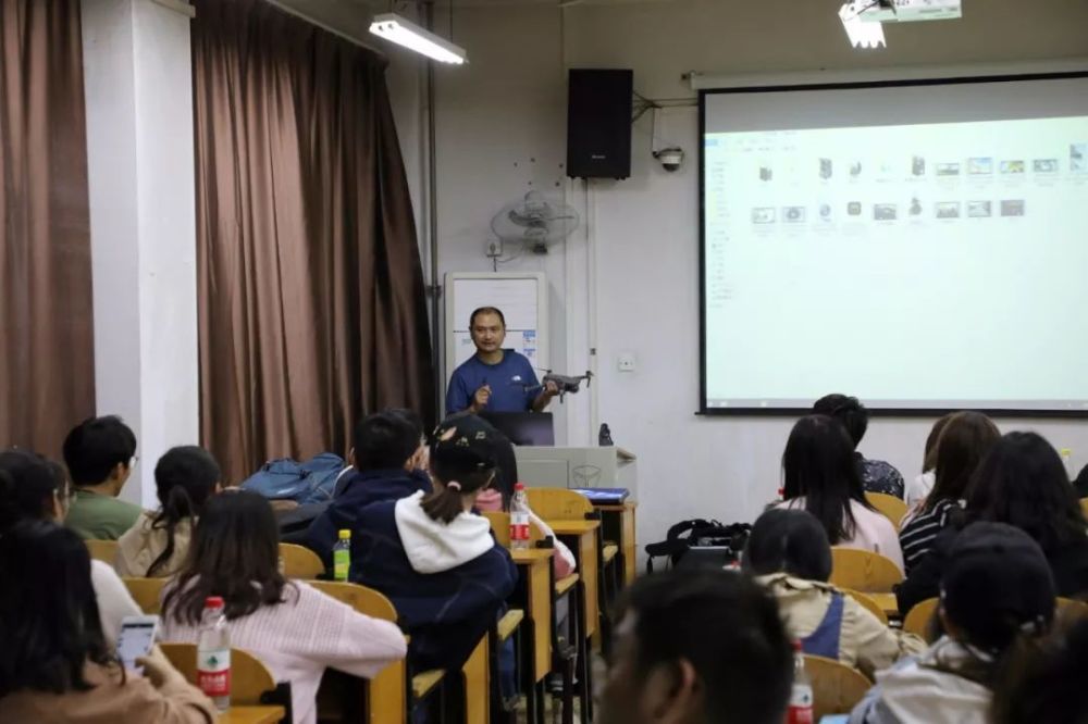10月26日上午,祁连山老师应邀来到学院授课.