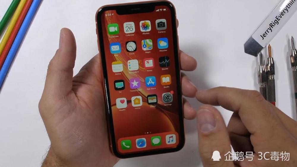 iPhoneXR经受各种暴力测试 售价6499元没让人