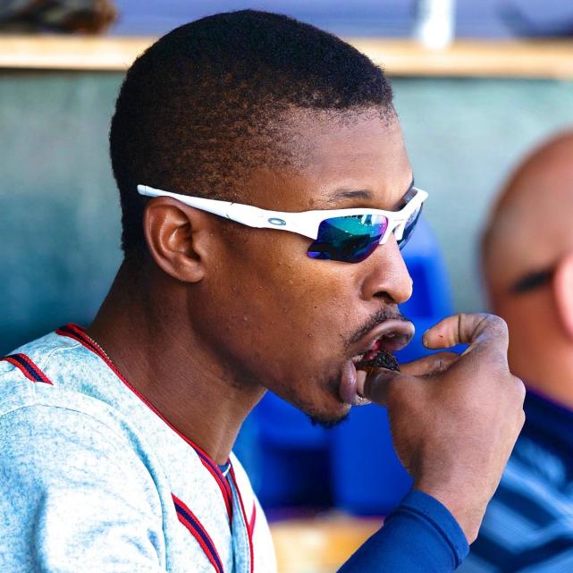 球员在使用嚼烟文/高欣在美国,从小打棒球的人都熟悉一种零食,大联盟