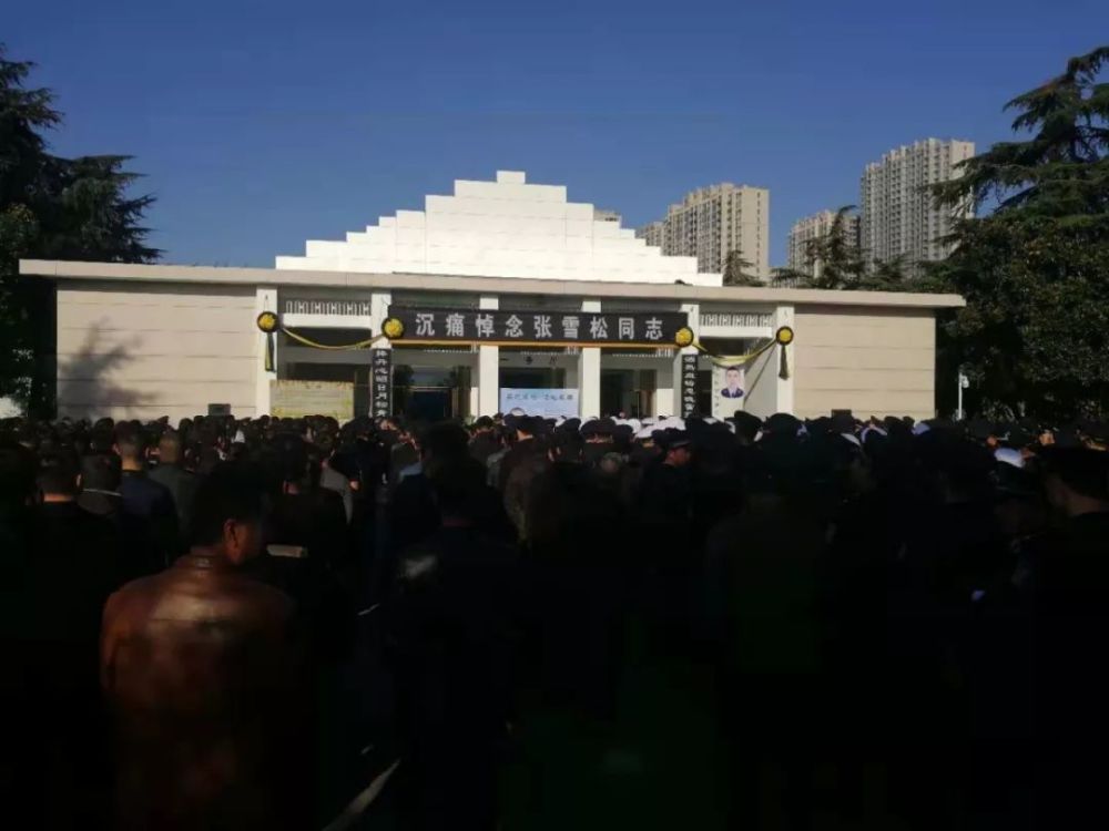 视频记录牺牲民警最后一刻:歹徒手中的尖刀捅