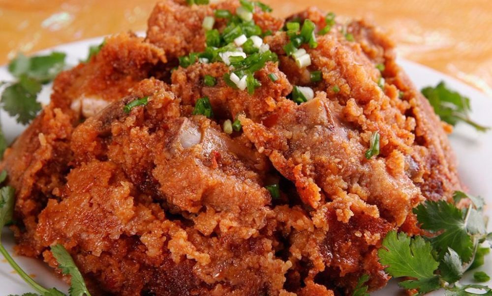 粉蒸排骨粉蒸五花肉粉蒸牛肉粉蒸肥肠,下面一定要垫淀粉类的土豆芋头