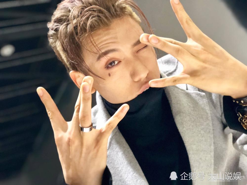 谁注意过王子异的手?比心方式太好玩了,脑洞赶超王彦霖