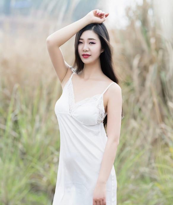 黑蝴蝶背饰连衣裙,凸显纤长好身材,彰显典雅的高贵气质