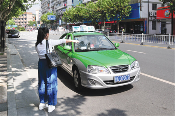 不过现在大家会发现想拦出租车不容易了,可能在路边等个十分钟都不见