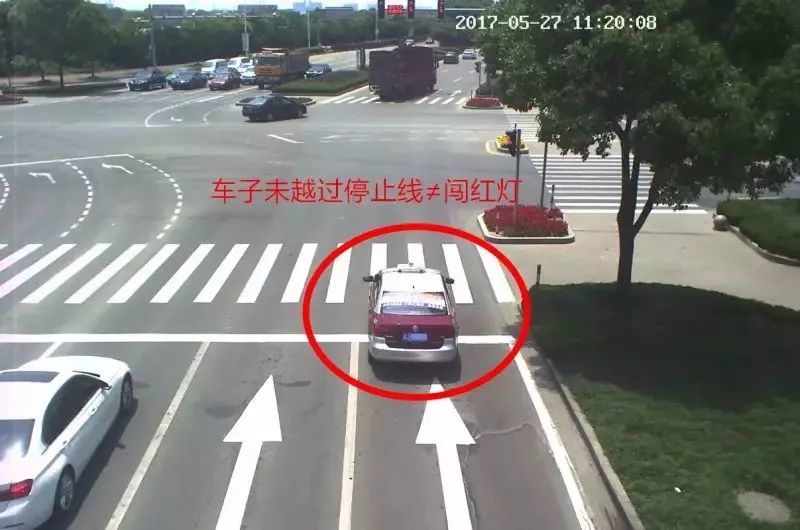 忻州:一不小心闯红灯停在路中间,会被扣分吗?_腾讯新闻