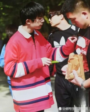 一八一胖虎和一七三千玺同框,身高成迷,网友:到底谁在说谎?