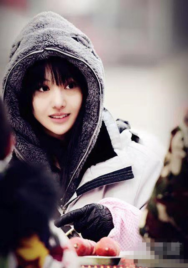 郑爽白色西装亮相,脸颊圆润身体发福,网友:又胖成女神了