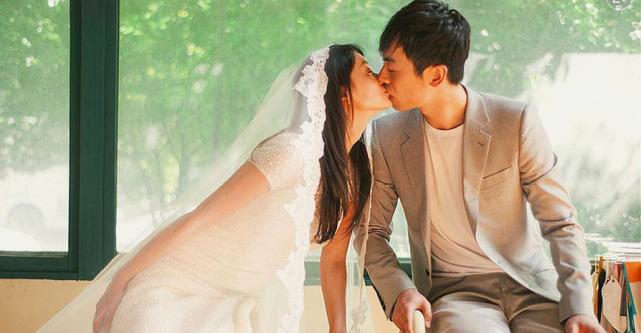 他真的就像她教导女儿口中的王子,不仅对他的公主一