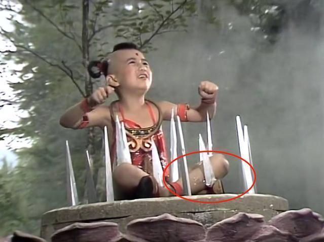 搞笑的穿帮镜头,调皮的红孩儿,网友:用刀不行了用胶带吧