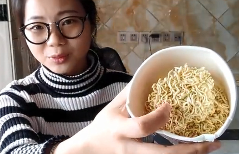 试吃主播"阿鱼酱"这次尝试2款被网友力推的可爱小零食!