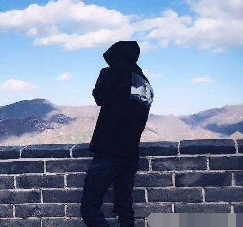 网红"黑脸v"爆光正脸,大眼睛炯炯有神,网友:难道是小鲜肉?