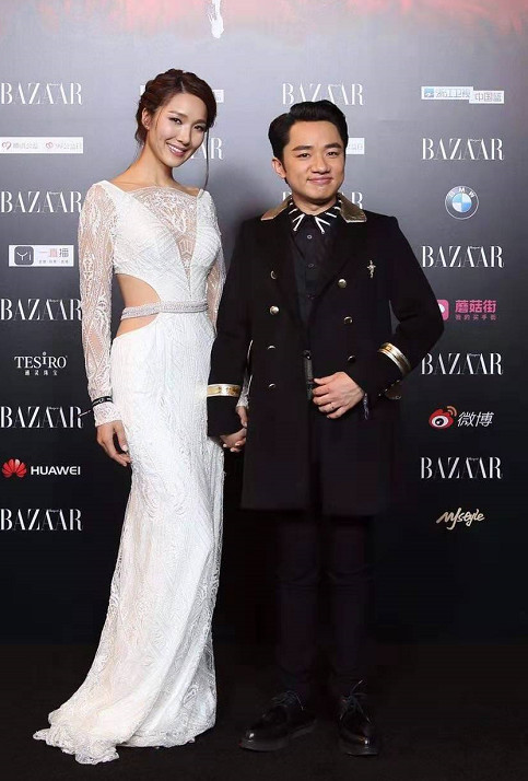 看到云南哈尼王子李维真和老婆的身高差王祖蓝终于不再垫底了