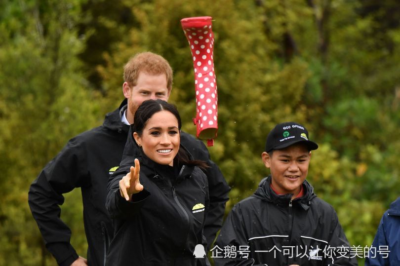 梅根大雨中外出,开心扔靴子,穿牛仔裤小腹平坦