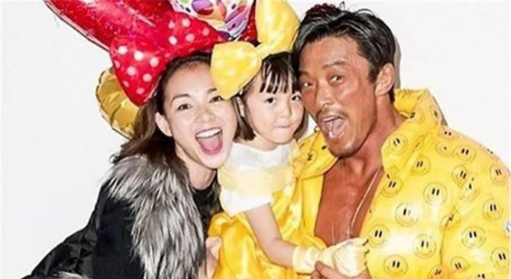 《超人回来了》五周年庆,7岁小爱出境肤色变黑,和爸爸有的一拼