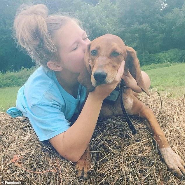 美国女孩高速路追逐爱犬双双被撞死 人狗合葬并举行追犬纪念活动