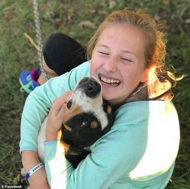 美国女孩高速路追逐爱犬双双被撞死 人狗合葬并举行追犬纪念活动