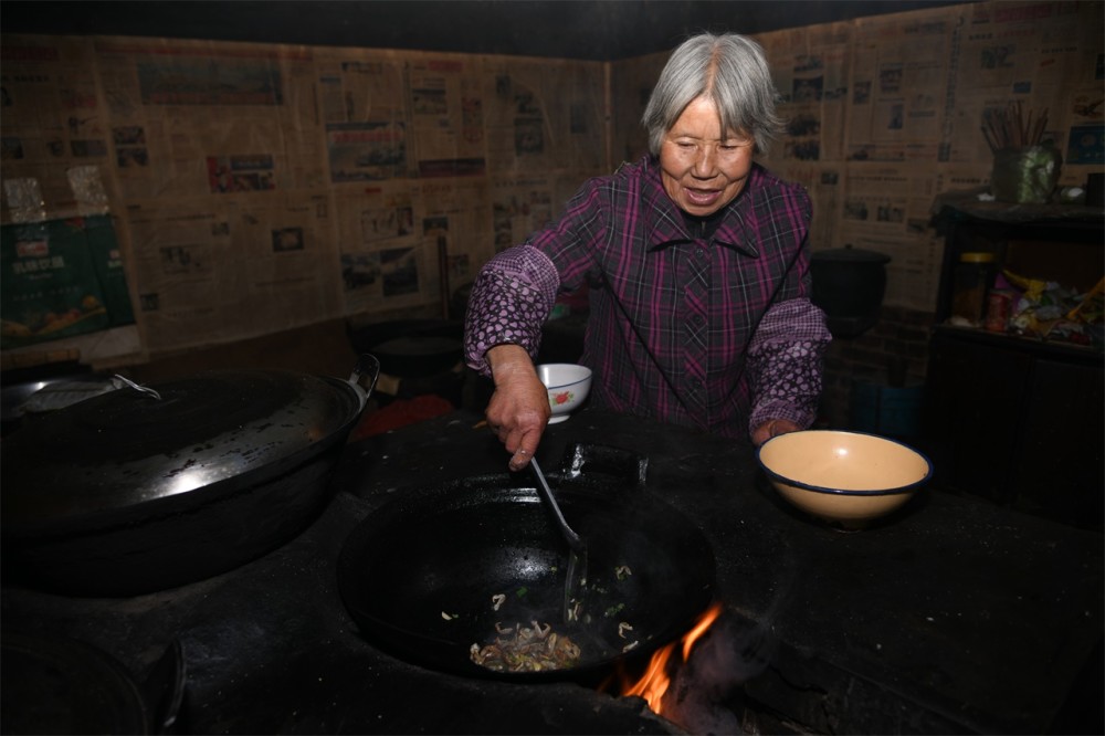 河南大妈炒螃蟹,一只螃蟹只吃10条腿,这吃法很多人没见过
