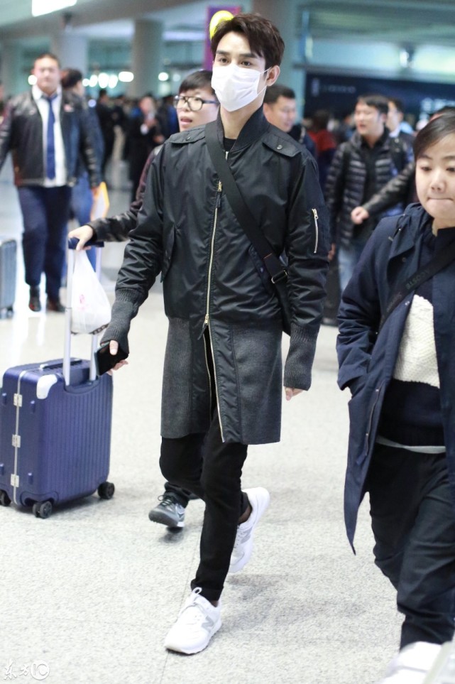 王凯现身北京机场,黑色大衣尽显帅气,拒绝接机是他的风格!