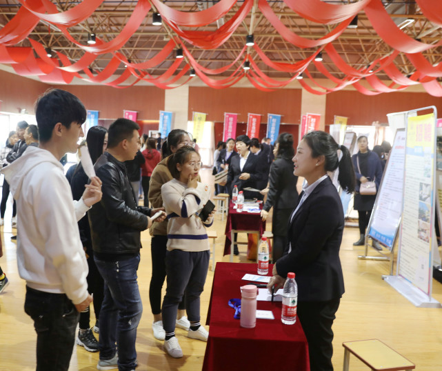 举行校企合作签约仪式暨专场校园招聘会