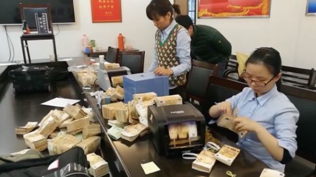外汇黑市浮出水面!1个月账户流水1个亿 用行李箱装满现金交易