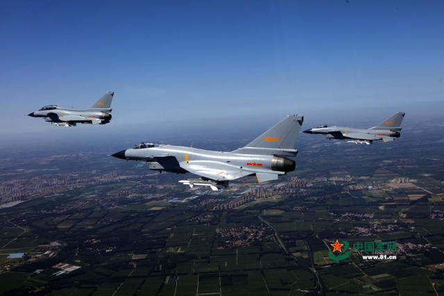 2015年8月15日,北空航空兵某师歼10梯队正在实施编队训练.