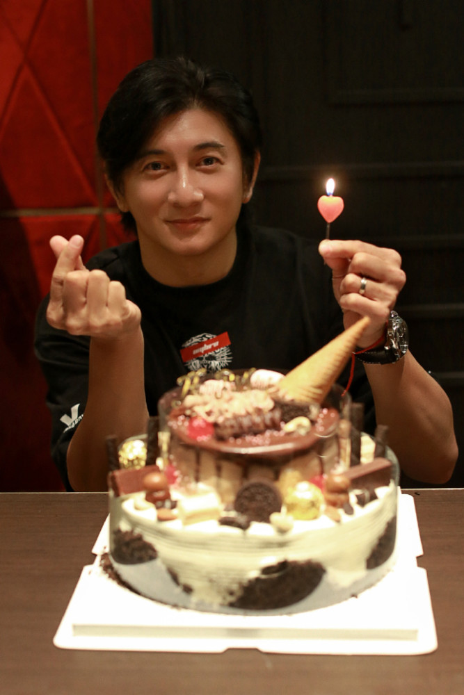 吴奇隆48岁生日老婆刘诗诗未陪同,晒婚戒又比