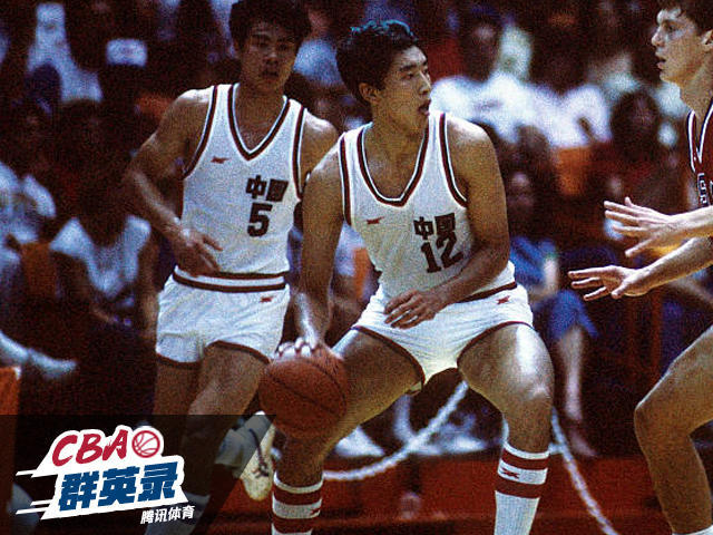 后来,王立彬还常常跑到省体校的篮球队里看训练,有机会还和队员们一起