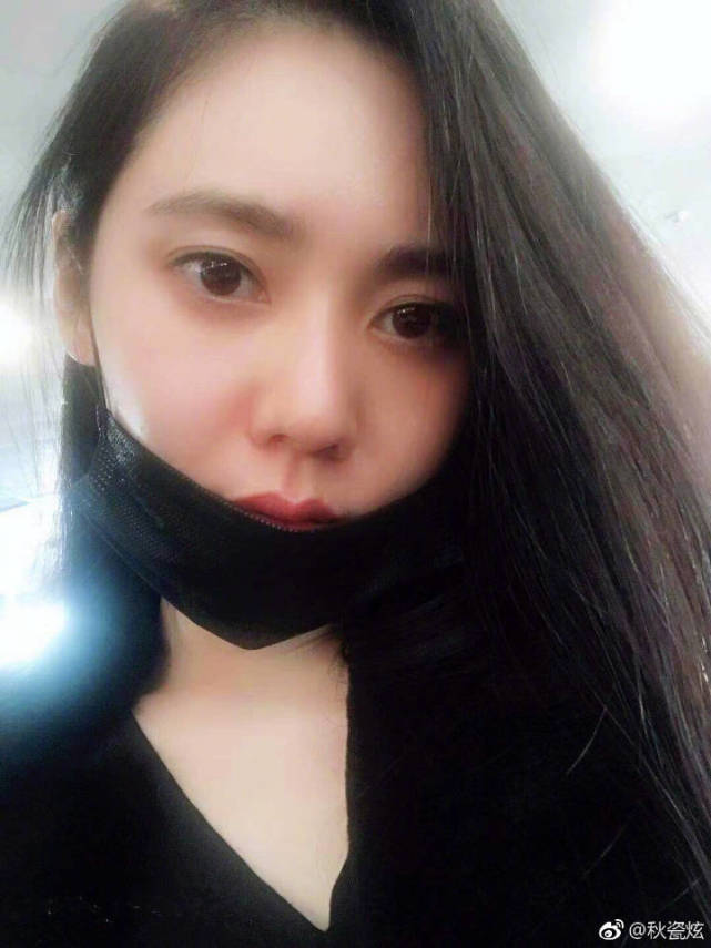 秋瓷炫晒自拍照 产后肌肤无暇宛若少女