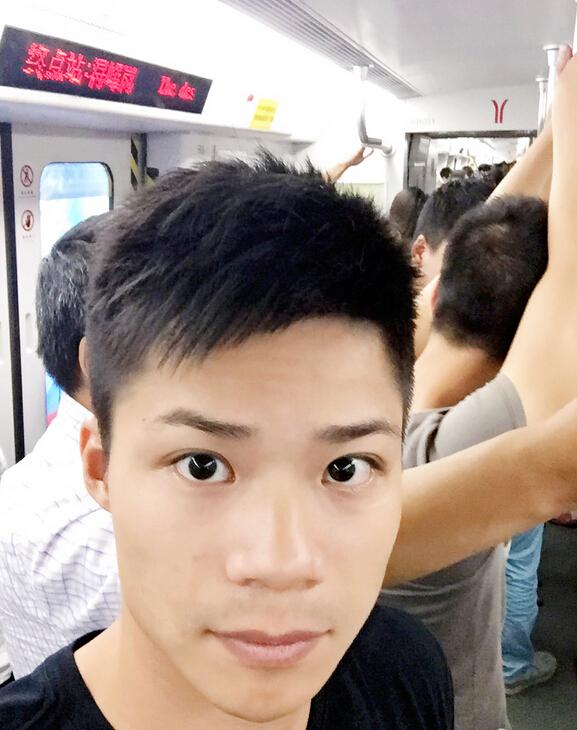 苏炳添地铁上自拍