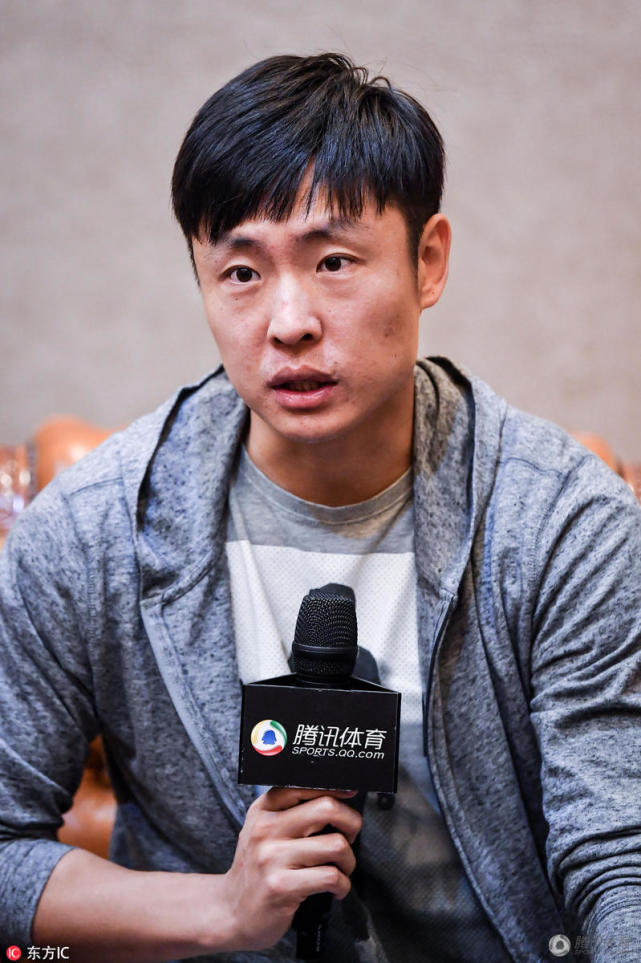 对话中超英雄郑龙捧专属漫画爱不释手