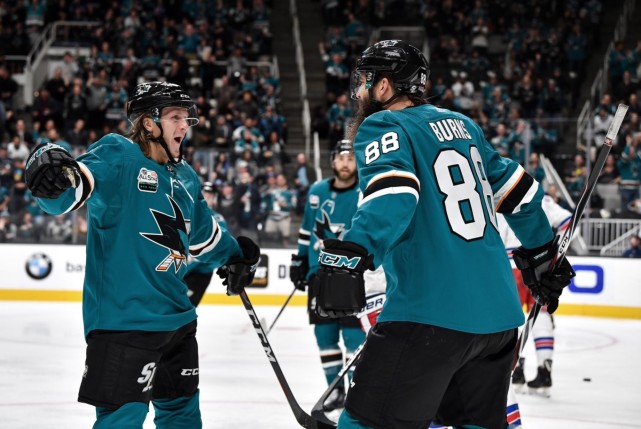 圣何塞鲨鱼队前锋布伦特-伯恩斯今天攻入1球,将自己的连续得分场次