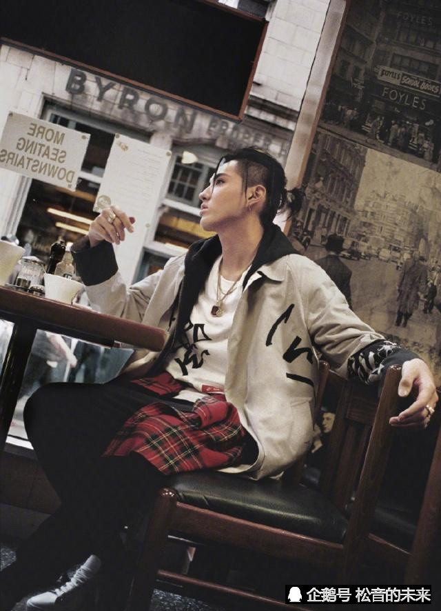 吴亦凡换发型后一直被吐槽,连穿衣风格都变了,还是短碎发帅气