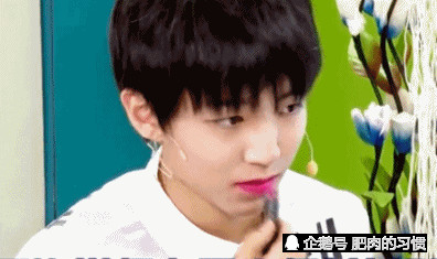 易烊千玺展示口红色号,打开口红手法太直男,粉