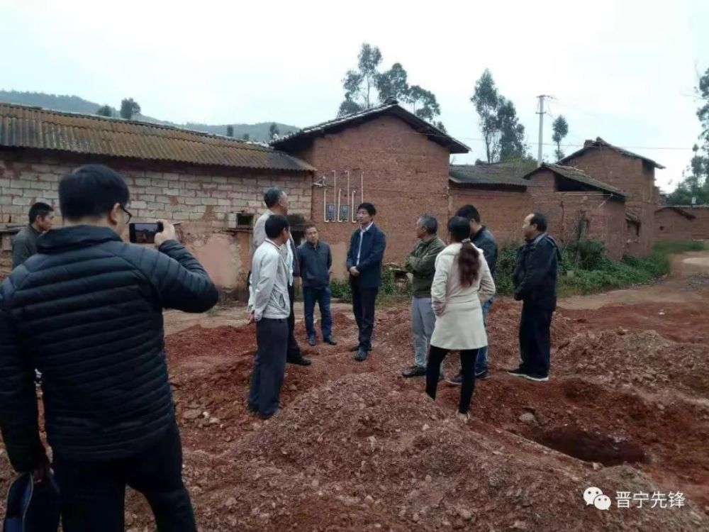 晋宁区委副书记杨万洪同志到上蒜镇洗澡塘村检
