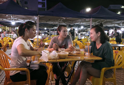 宋茜录节目吃大排档,有谁注意她的"本能反应"?打脸多少女明星