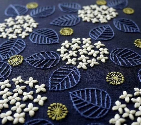 在印花,装饰立体上,珍珠,剪纸,流苏,羽毛工艺应用服装上,使得服装具有