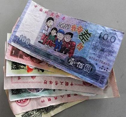 打开天津公交投币箱 竟然还有冥币