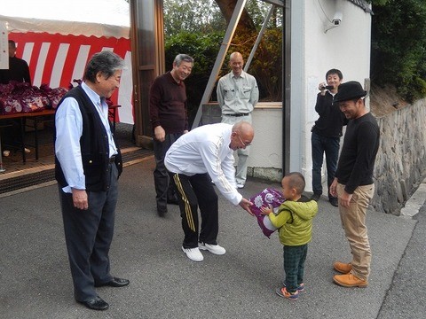 日本最大黑社會萬聖節給孩子們發糖果附近居民抗議