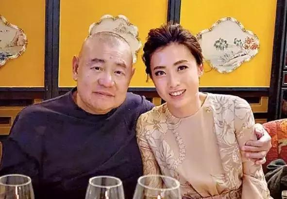 甘比罕见晒出全家福,刘銮雄一身西装精神抖擞