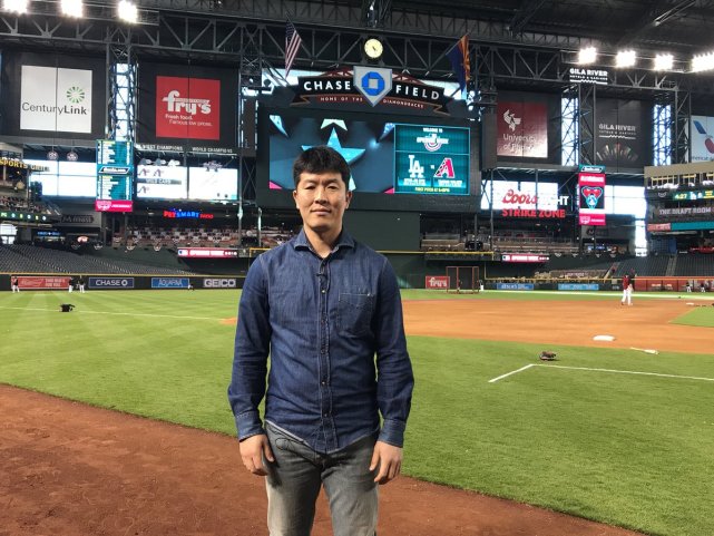 竖中指打架丢护照错过比赛 39岁金炳贤在离开棒球两年后回归_腾讯新闻